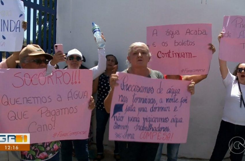  Moradores protestam na frente da Compesa de Petrolina contra a falta de abastecimento de água – G1