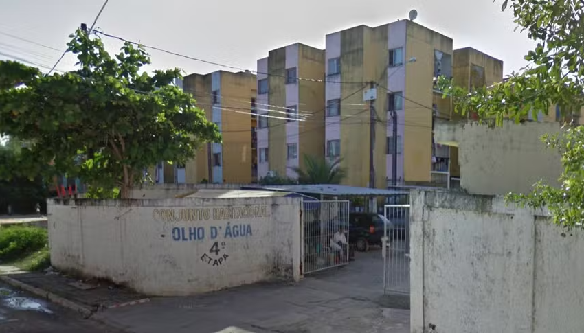  Criança de 10 anos é baleada após homem passar de moto atirando em frente a conjunto habitacional