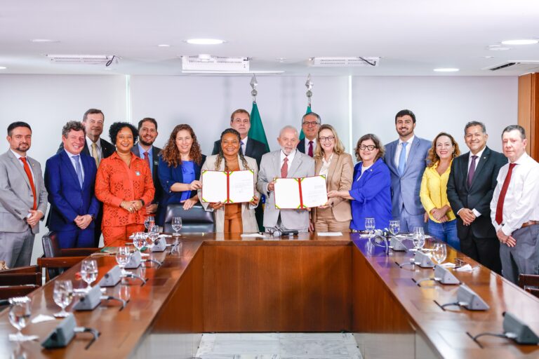  Sancionada lei que protege trabalhadores de arquivos e bibliotecas