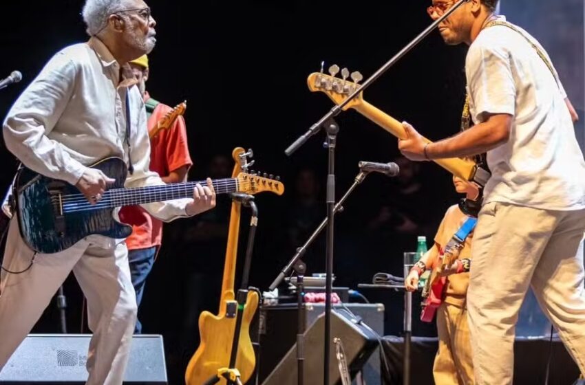  Gilberto Gil completa 82 anos e faz aniversário no mesmo dia que o neto, também músico; saiba quem é João Gil