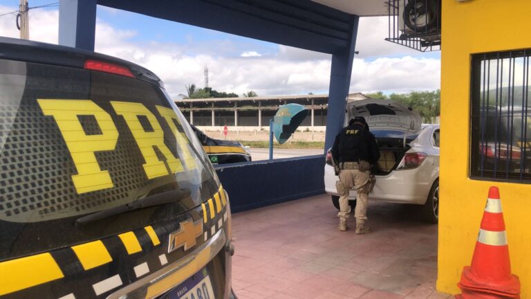  PRF detém dois procurados por homicídio em carro roubado em Sertânia