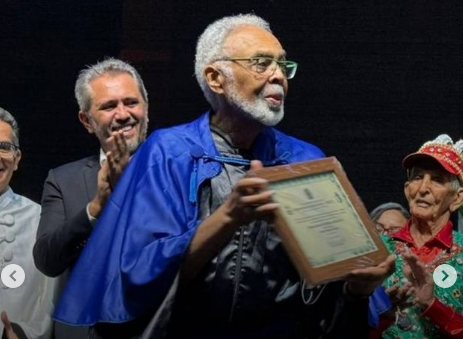  Gilberto Gil recebe coroa de reisado e título de ‘doutor honoris causa’ no Cariri